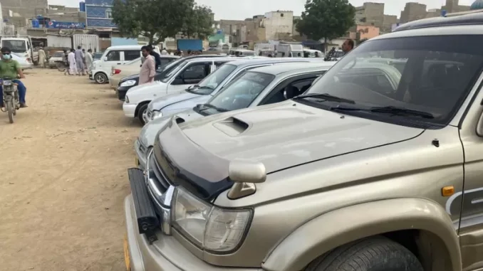 کراچی کے اتوار بازار ميں گاڑياں فروخت کے ليۓ پيش